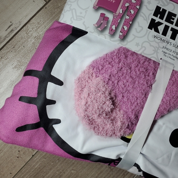 NWT Hello Kitty Women's Lounge Top and Pants with Socks Set 3-Piece Plus Size 2X - Picture 15 of 16